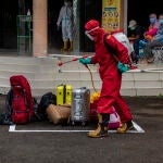 21 December 2020, Indonesia, South Jakarta: An officer spray disinfectant on the luggage of the coronavirus (COVID-19) patients upon arrival at Graha Wisata Ragunan Lodging. Photo: Donal Husni/ZUMA Wire/dpa21/12/2020 ONLY FOR USE IN SPAIN