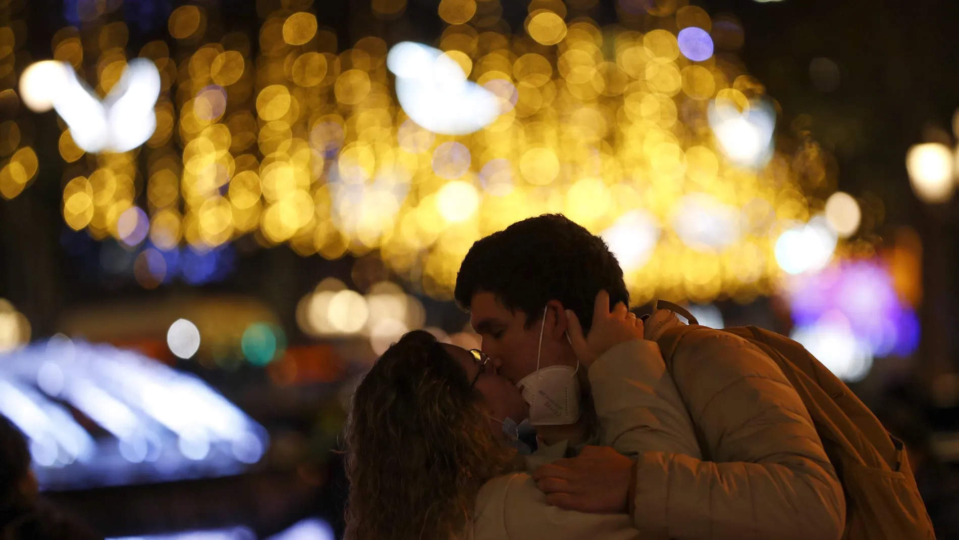 Una pareja se besa en el centro de Barcelona, cuando el coronavirus frena su velocidad de propagación en Cataluña. EFE/Alejandro García.