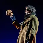 Israel Elejalde, como Hamlet, habla con la calavera de Yorik en un montaje de la obra de Shakespeare que se representó en el Pavón
