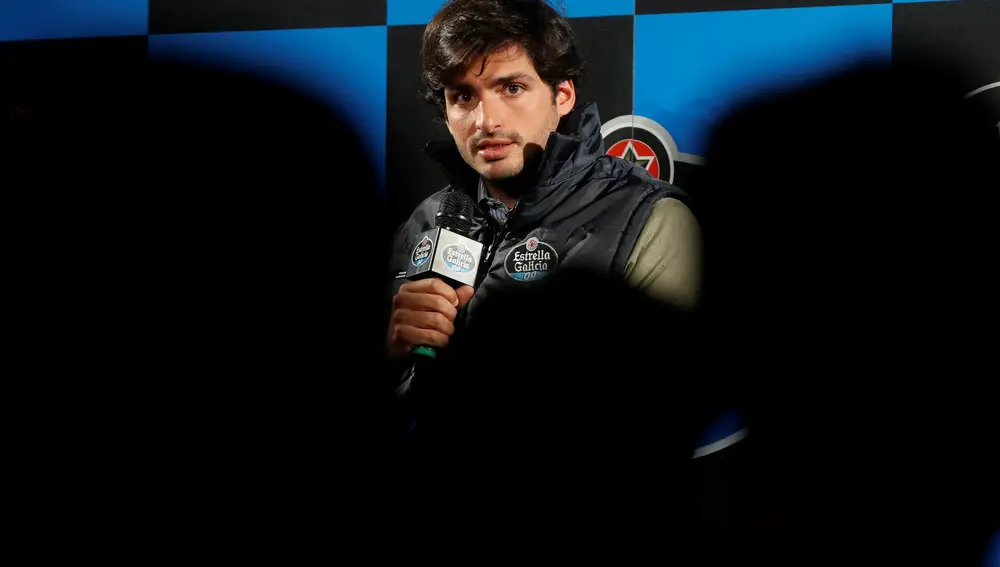 MADRID, 21/12/2020.- El piloto de Fórmula Uno Carlos Sainz Jr durante su participación en la jornada de 'Christmas Karting', este lunes en las instalaciones del Carlos Sainz Karting de Madrid. EFE/J.J. Guillén