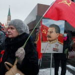 Miembros y simpatizantes del partido comunista hacen fila para colocar flores en la tumba de Joseph Stalin en la Plaza Roja junto al muro del Kremlin en Moscú el pasado 21 de diciembre de 2020.