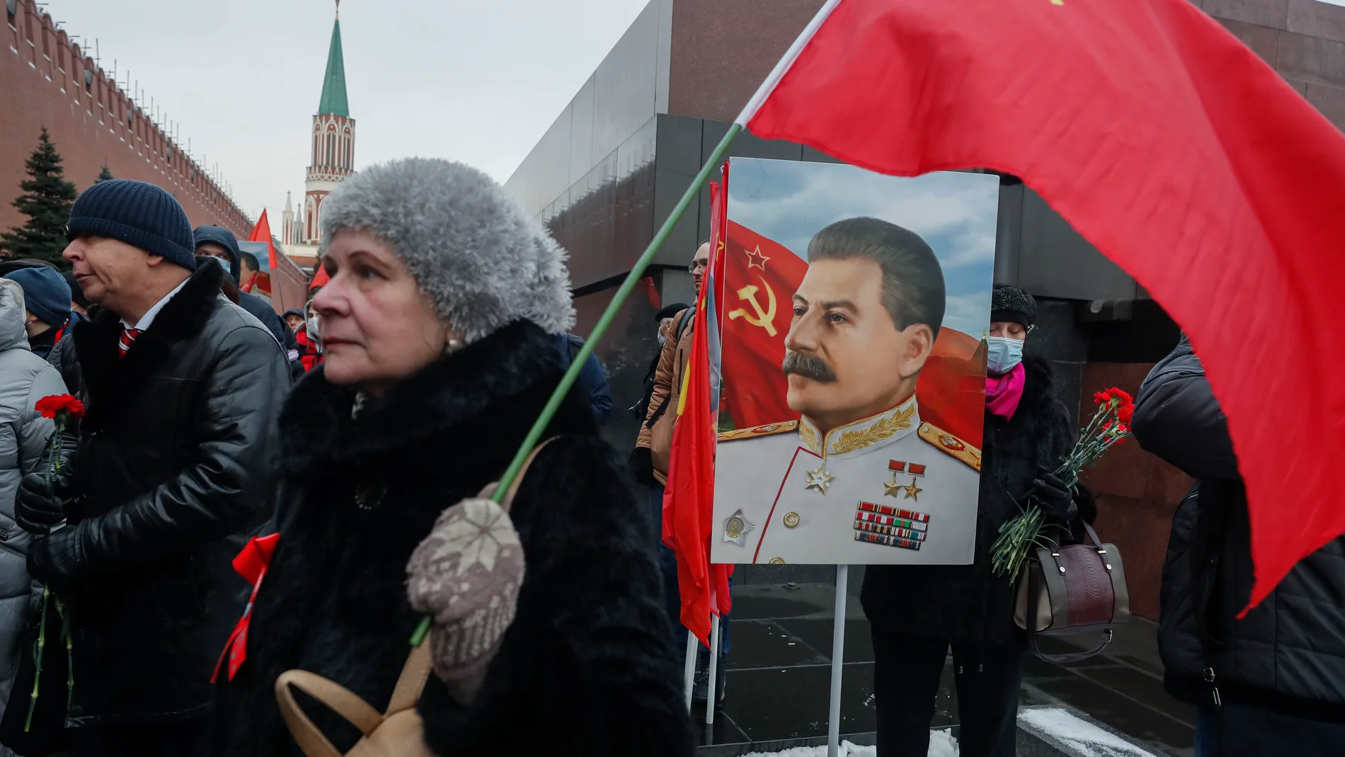 Miembros y simpatizantes del partido comunista hacen fila para colocar flores en la tumba de Joseph Stalin en la Plaza Roja junto al muro del Kremlin en Moscú el pasado 21 de diciembre de 2020.