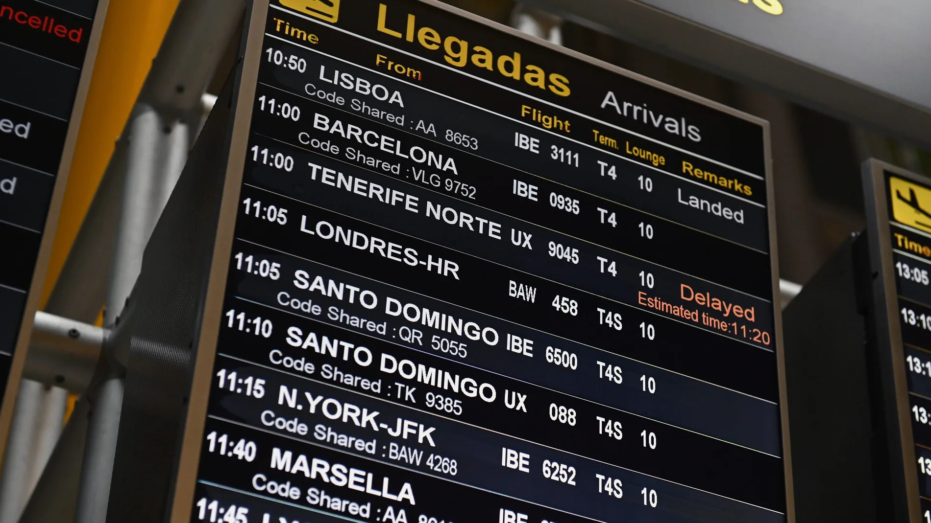 Vista del panel de llegadas con un vuelo procedente de Londres en aeropuerto Adolfo Suárez Madrid Barajas este lunes