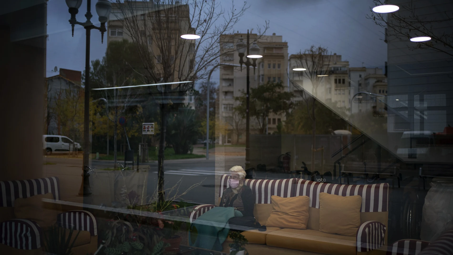 Una residente permanece sentada en un centro de mayores de Barcelona