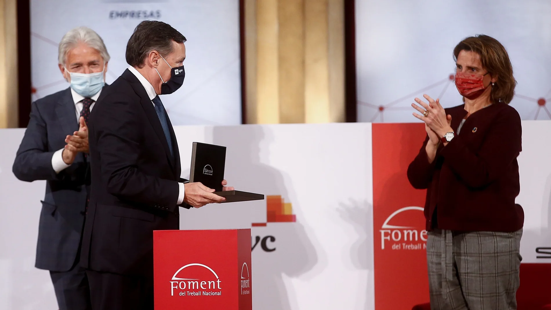 El presidente de Agbar, Ángel Simón, recibe la Medalla de Honor al empresario del año 2020, en presencia de la vicepresidenta cuarta del Gobierno y ministra para la Transición Ecológica y el Reto Demográfico, Teresa Ribera, y el presidente de Fomento, Josep Sánchez Llibre