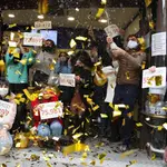 Loteros de la administración de "Doña Manolita" de Madrid festejan haber vendido décimos del premio gordo que ha recaído en el número 72.897