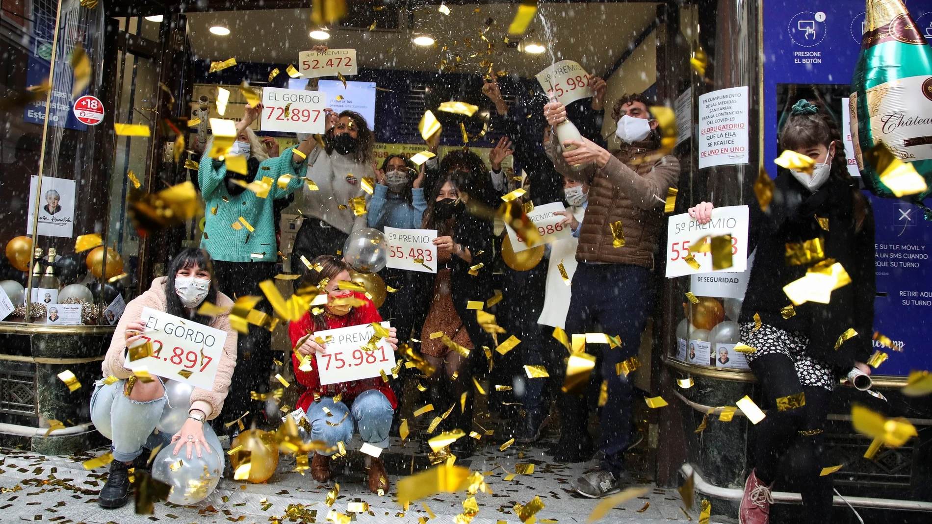 Loteros de la administración de "Doña Manolita" de Madrid festejan haber vendido décimos del premio gordo que ha recaído en el número 72.897