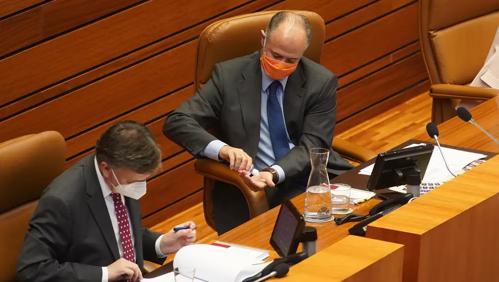 El presidente y el vicepresidente de las Cortes, Luis Fuentes y Francisco Vázquez, respectivamente, durante el debate