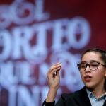 Noura Akrouh canta uno de los premios