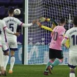 Messi prueba el tiro a puerta en el Valladolid - Barcelona