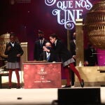 Dos de las niñas de la residencia de San Ildefonso cantan uno de premios de la Lotería de Navidad, durante la celebración del Sorteo Extraordinario de la Lotería de Navidad 2020 en el Teatro Real de Madrid (España), a 22 de diciembre de 2020