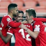 Los jugadores del Sevilla FC festejan el gol marcado por Suso ante el Valencia