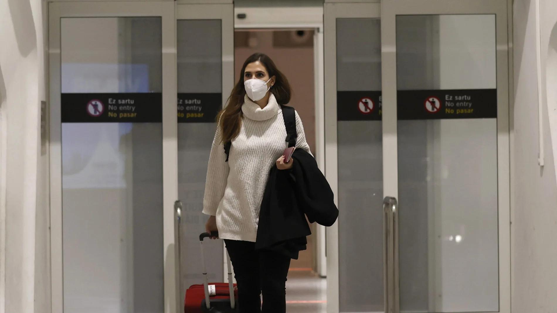 Una viajera llega al aeropuerto de Bilbao procedentes del último vuelo de Londres