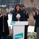 La cabeza de lista por Barcelona, Laura Borràs (c), junto a sus compañeros de Girona, Gemma Geis (i), y por Tarragona, Albert Batet (d), durante el acto de presentación de los cabezas de lista del partido para las elecciones catalanas del 14F.