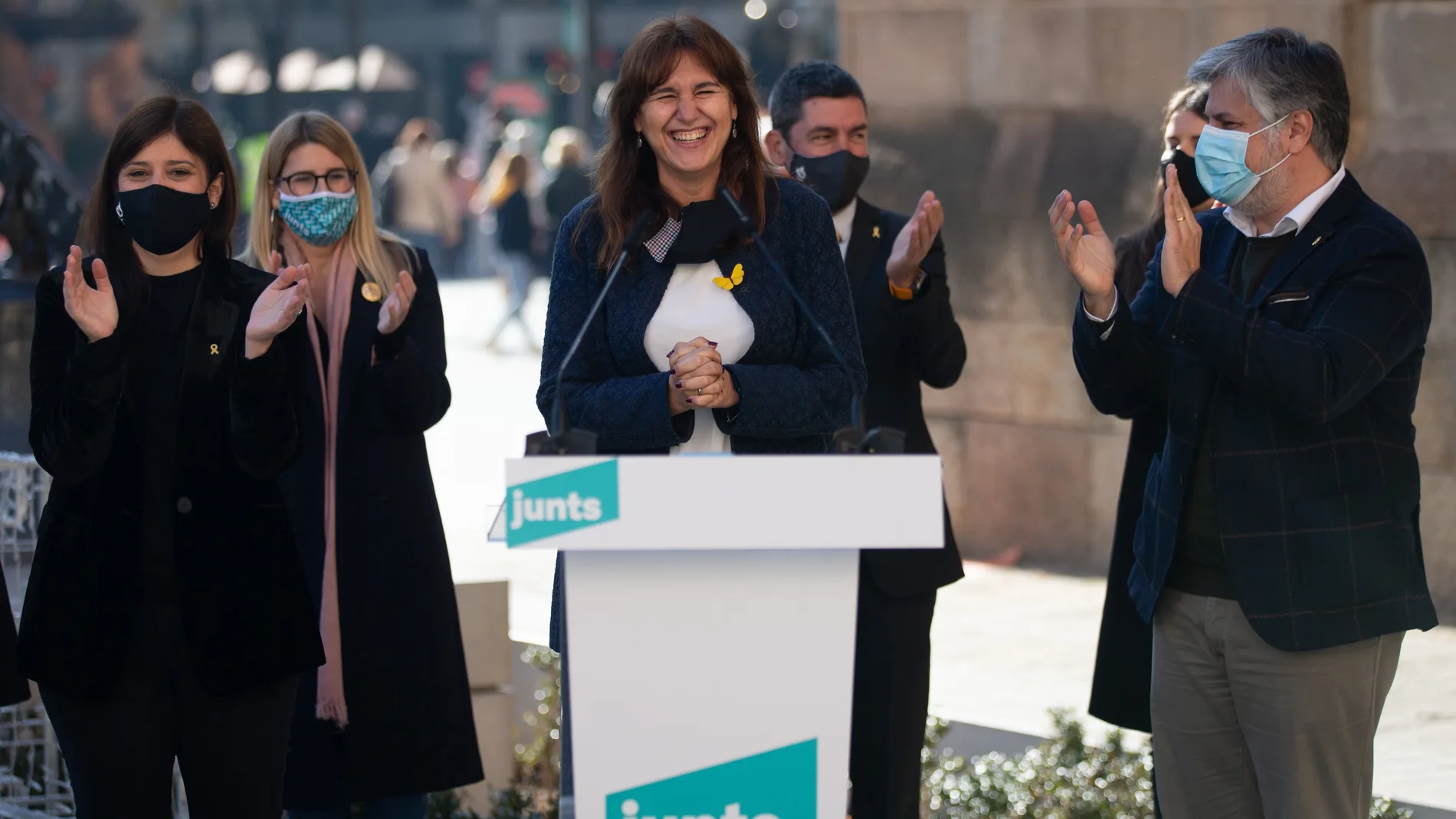 La cabeza de lista por Barcelona, Laura Borràs (c), junto a sus compañeros de Girona, Gemma Geis (i), y por Tarragona, Albert Batet (d), durante el acto de presentación de los cabezas de lista del partido para las elecciones catalanas del 14F.