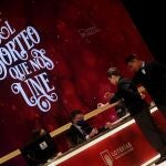 Alexander René Herrera (d) y Unai Barón Maldonado (2-d) muestran el 72897, agraciado con el Gordo del Sorteo Extraordinario de la Lotería de Navidad