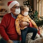 Niña con un abuelo en Navidad