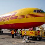 23 December 2020, Mexico, Mexico City: Workers unload the first shipment of the coronavirus Pfizer vaccine from a DHL Boeing 767-339 at the international airport. Photo: Jair Cabrera Torres/dpa23/12/2020 ONLY FOR USE IN SPAIN