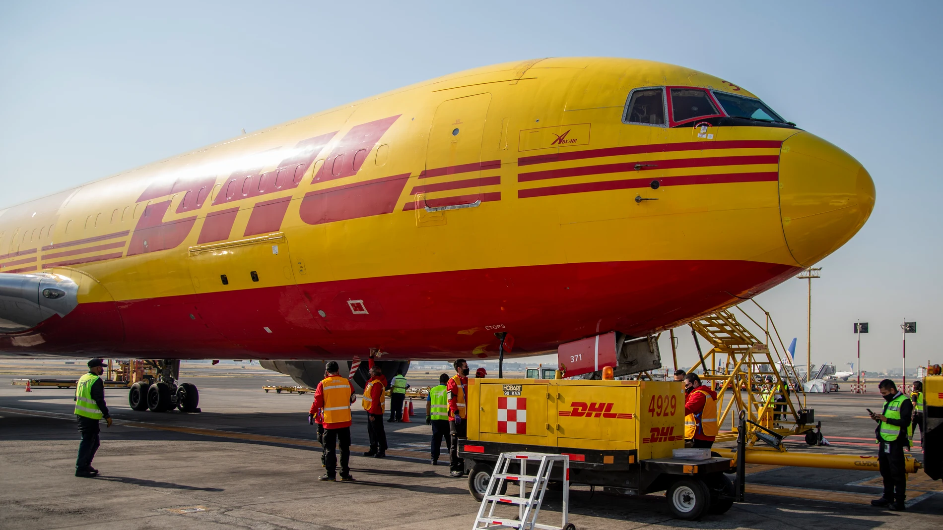 23 December 2020, Mexico, Mexico City: Workers unload the first shipment of the coronavirus Pfizer vaccine from a DHL Boeing 767-339 at the international airport. Photo: Jair Cabrera Torres/dpa23/12/2020 ONLY FOR USE IN SPAIN