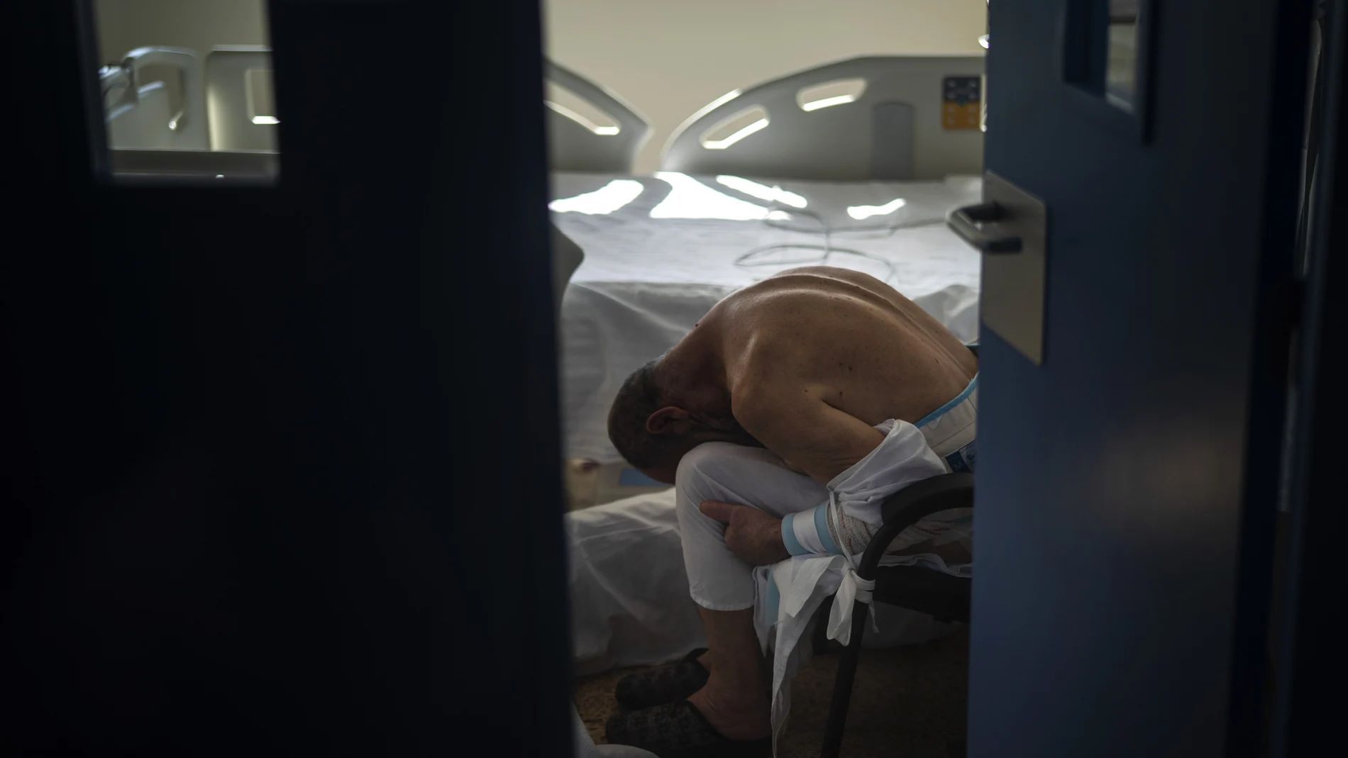 Un paciente de Covid-19 en la habitación del hospital. (AP Photo/Emilio Morenatti)