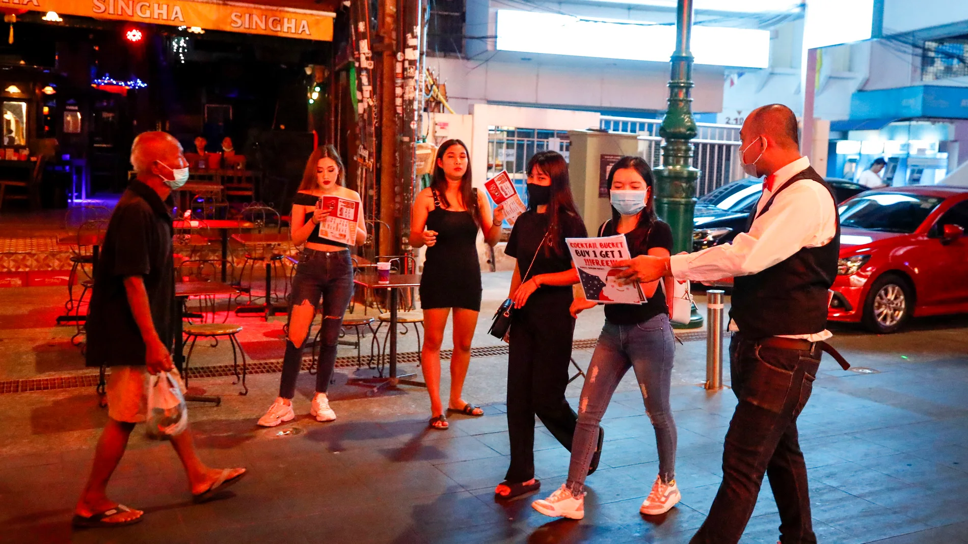 Bangkok (Thailand), 10/12/2020.- A man (R) tries to attract customers to a bar on the tourist hotspot Khaosan Road in Bangkok, Thailand, 20 November 2020 (issued 23 December 2020). (Tailandia) EFE/EPA/DIEGO AZUBEL
