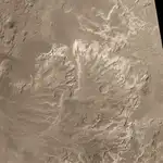 Fotografía de la superficie marciana en la que aparece lo que probablemente fue un delta formado por un río de agua líquida en el pasado.