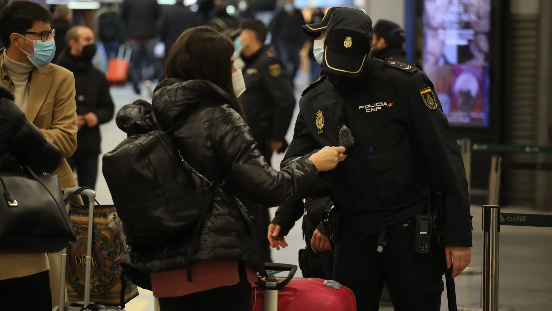 Controles policiales en la estación de Atocha de Madrid