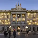 Las luces de Navidad de la fachada del Ayuntamiento de Barcelona