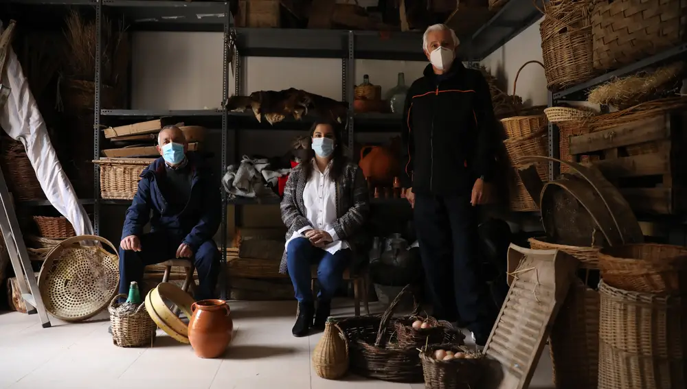 En Buitrago del Lozoya, Félix, María y Francisco recuerdan el trabajo de todas las ediciones del belén viviente que llevan a sus espaldas entre algunos de los materiales que suelen utilizar.