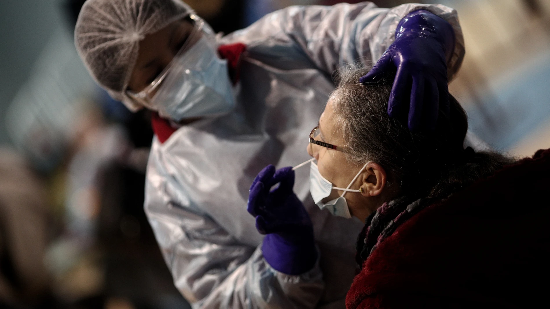 Un sanitario realiza test de antígenos de detección del covid, en la Zona Básica de Salud de Felipe II, en Móstoles