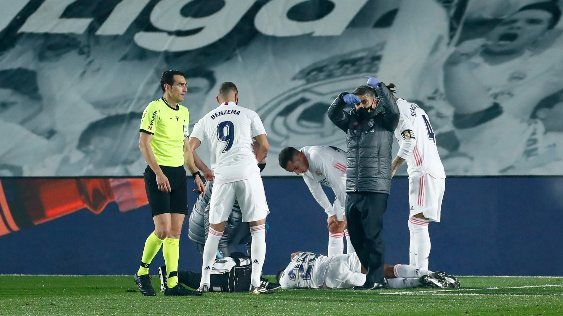 Rodrygo, tendido en el suelo tras lesionarse en el partido contra el Granada