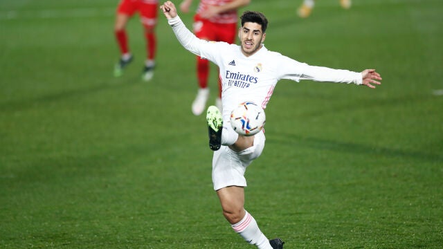 Marco Asensio trata de controlar la pelota durante el partido entre el Real Madrid y el Granada