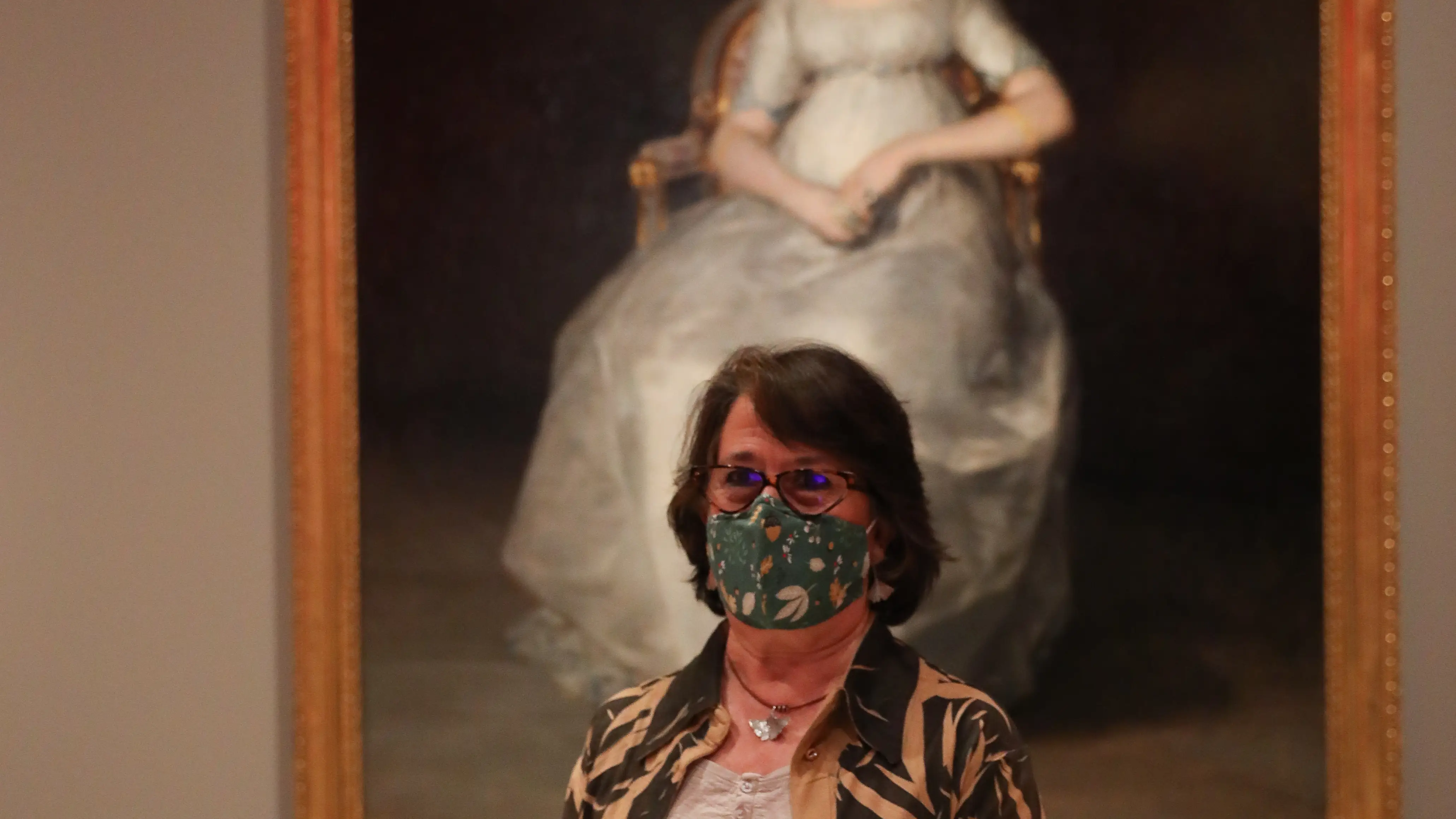 La restauradora Elisa Mora posa durante la presentación de la restauración, de la que se ha hecho cargo, de la obra 'La condesa de Chinchón’ de Francisco de Goya, en el Museo del Prado.