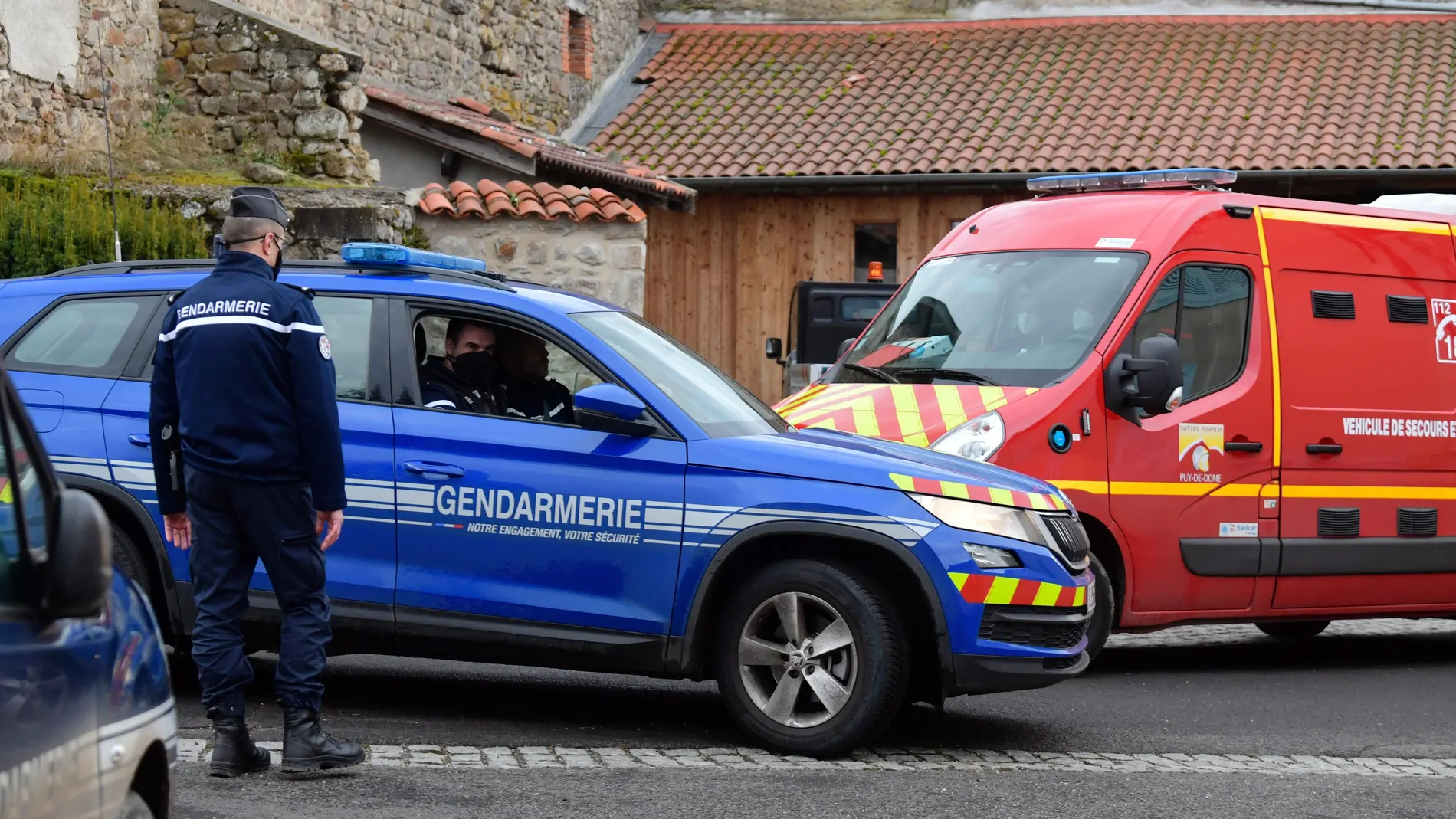 Gendarmes franceses en el lugar en que un exmilitar abrió fuego contra varios agentes