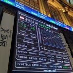 Una pantalla muestra la evolución del IBEX 35 tras la apertura de la sesión este miércoles en el parqué madrileño