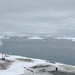 Fotografía cedida por el Ejército de Chile que muestra el mar Glacial Antártico junto a la base militar Bernardo O'Higgins Riquelme, en la Antártida. La Antártida era hasta ahora el único continente que había permanecido libre de coronavirus