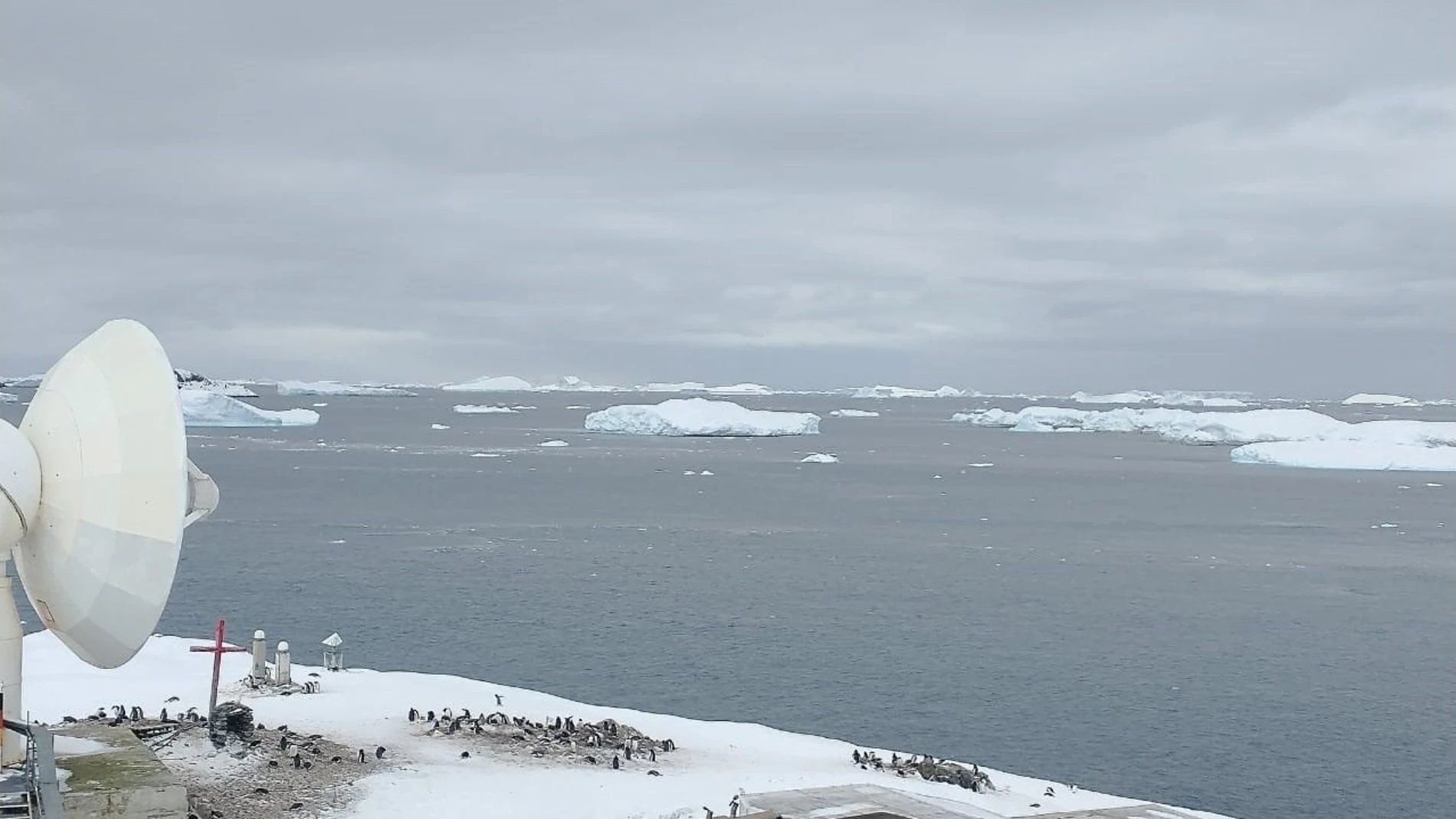 Fotografía cedida por el Ejército de Chile que muestra el mar Glacial Antártico junto a la base militar Bernardo O'Higgins Riquelme, en la Antártida. La Antártida era hasta ahora el único continente que había permanecido libre de coronavirus