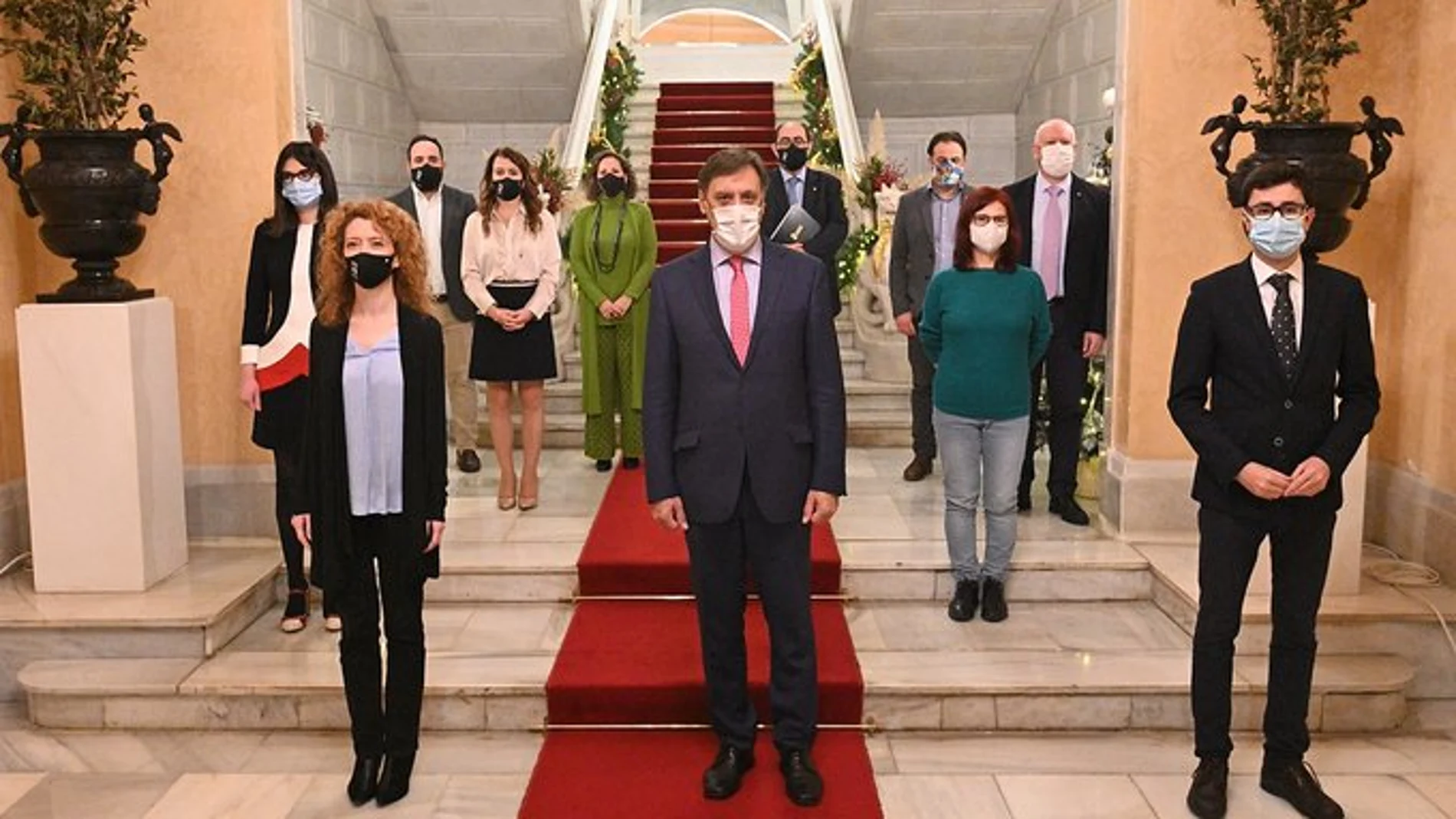 El alcalde de Salamanca, Carlos García Carbayo, junto con los representantes de los partidos políticos en el Ayuntamiento