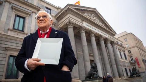 El padre Ángel a las puertas del Congreso, donde repartirá esta noche 2.600 cenas