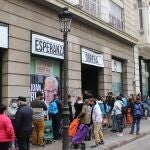 Imagen de las colas que se han formado esta mañana en el reparto de alimentos de Esperanza Obrera