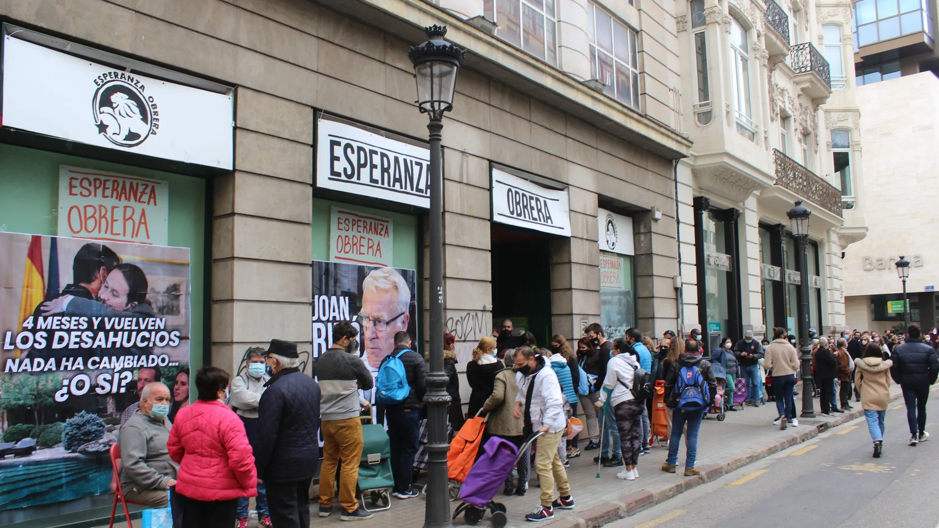 Imagen de las colas que se han formado esta mañana en el reparto de alimentos de Esperanza Obrera