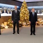 El presidente del Real Madrid, Florentino Pérez, el entrenador Zinedine Zidane, y los capitanes del primer equipo, Sergio Ramos (d), y Marcelo Vieira, posan para su tradicional felicitación navideña