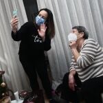 Una mujer viuda y de riesgo, Carmina y su hija Patricia hablan por videoconferencia con la hermana de Carmina en la cena de Nochebuena durante la pandemia en Móstoles