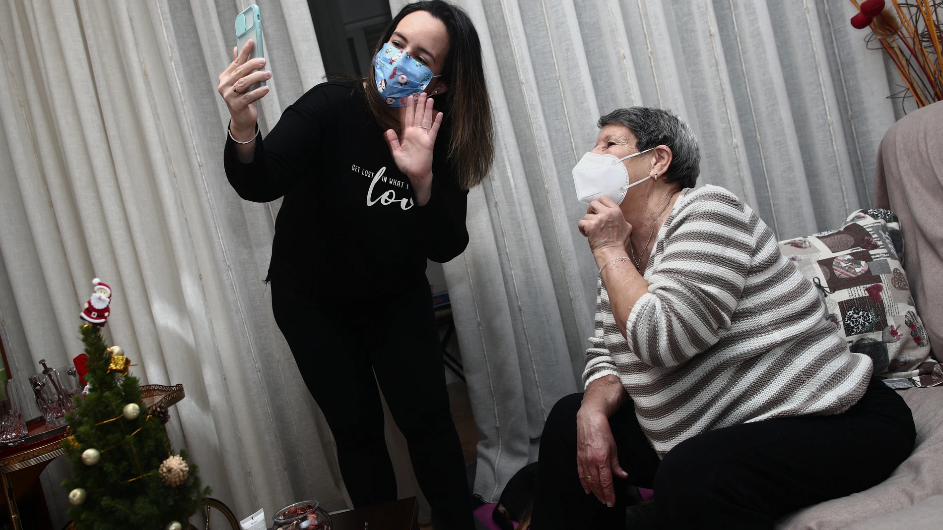 Una mujer viuda y de riesgo, Carmina y su hija Patricia hablan por videoconferencia con la hermana de Carmina en la cena de Nochebuena durante la pandemia en Móstoles