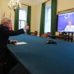 Una foto para la historia: Boris Johnson levanta el dedo felicitándose del acuerdo en videoconferencia con Ursula von der Leyen.