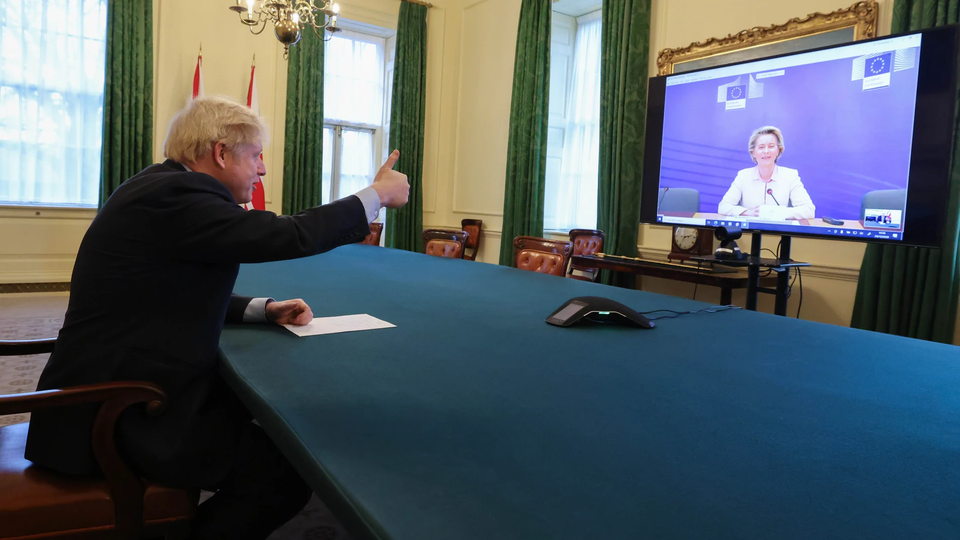 Una foto para la historia: Boris Johnson levanta el dedo felicitándose del acuerdo en videoconferencia con Ursula von der Leyen.