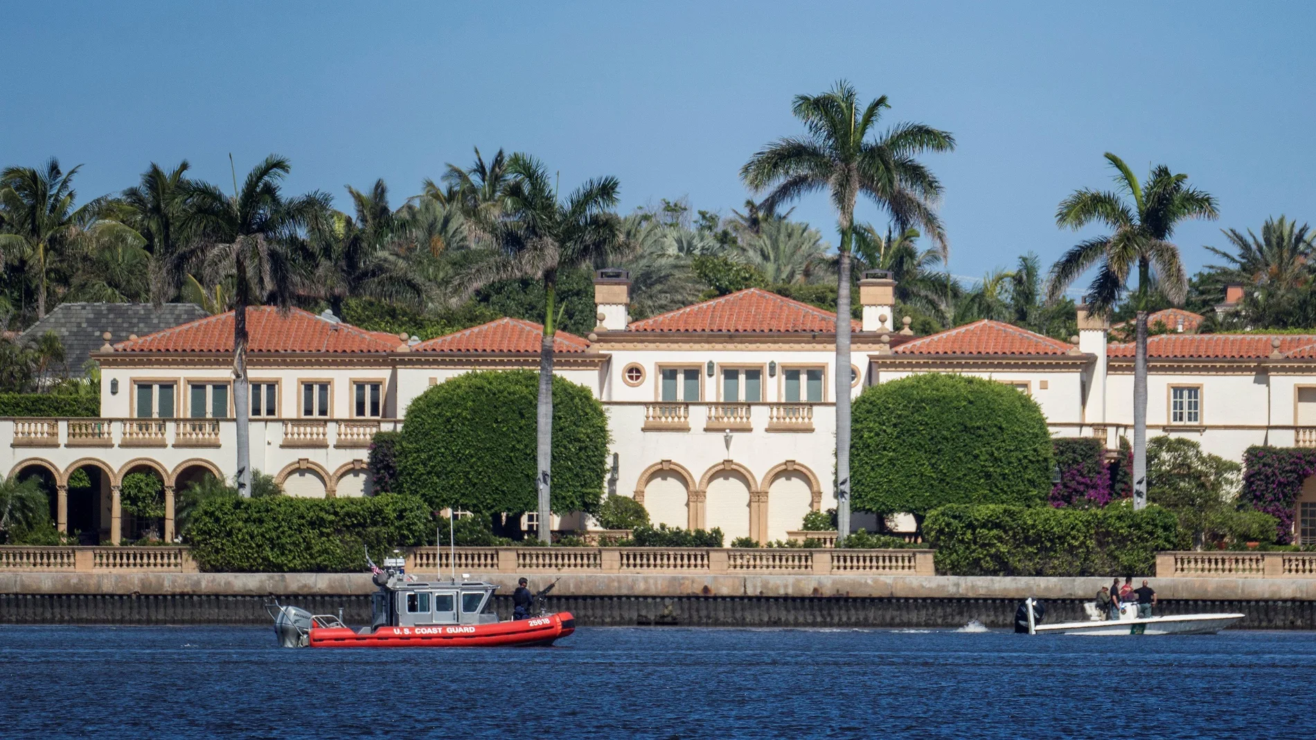 Fotografía de archivo fechada el 18 de abril de 2018 que muestra un bote de la Guardia Costera estadounidense estacionado frente al club Mar-a-Lago, mansión del presidente Donald Trump en Palm Beach, Florida