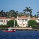 Fotografía de archivo fechada el 18 de abril de 2018 que muestra un bote de la Guardia Costera estadounidense estacionado frente al club Mar-a-Lago, mansión del presidente Donald Trump en Palm Beach, Florida