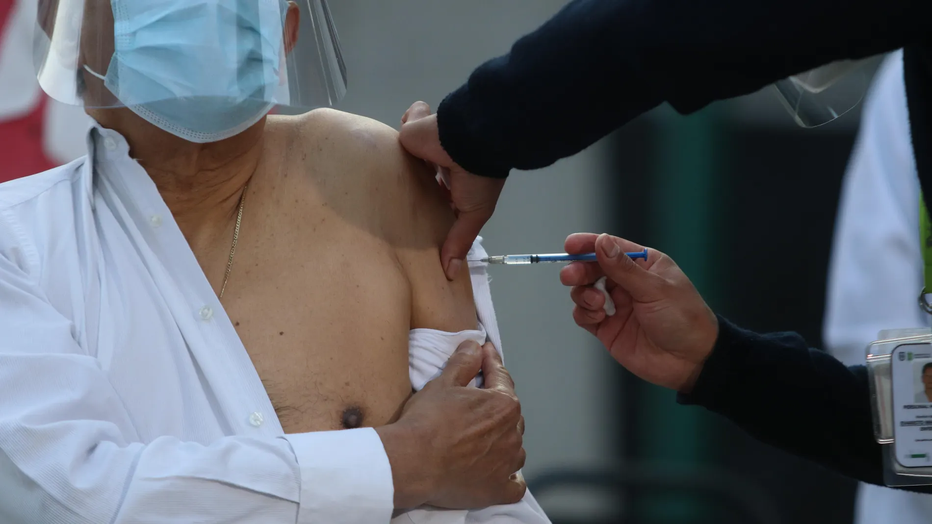 Un médico recibe la vacuna contra la covid-19