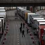 Transportistas esperan para poder cruzar con sus mercancías el canal de la Mancha en Ashford, Kent en Navidad.